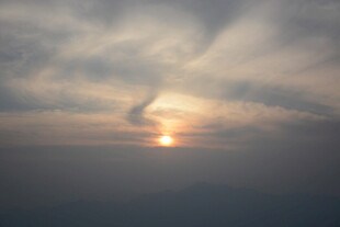 日落时分的壮丽天空景观