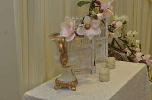 精致花卉装饰的优雅桌景