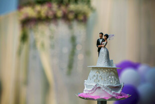 婚礼蛋糕顶的新人小装饰