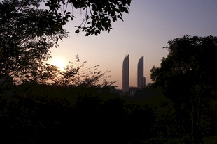 黄昏下的城市双塔景观