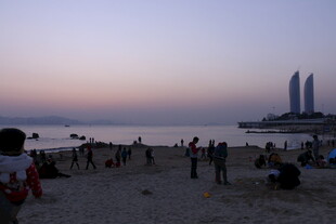 黄昏海滩上的休闲人群