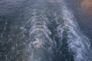 船行水面激起白色浪花