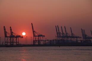 港口日落时的起重机剪影