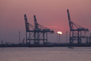 港口夕阳下的起重机