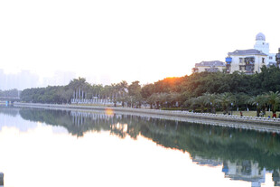 湖畔夕阳下的美丽建筑倒影