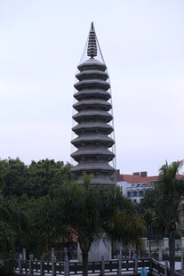 古朴多层宝塔屹立林间