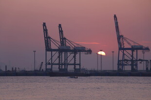 夕阳下的港口起重机