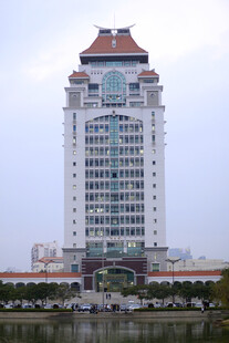 高楼矗立水边壮观景象