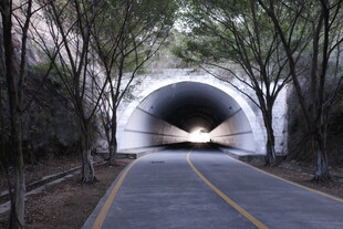 公路尽头的隧道入口