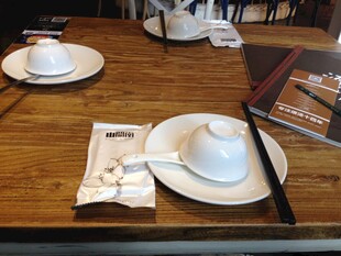 餐厅桌面的餐具布置