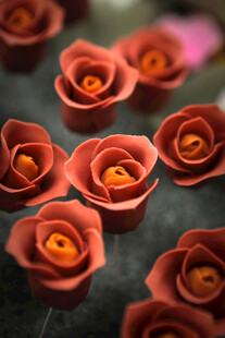 工艺品娇艳红玫瑰特写