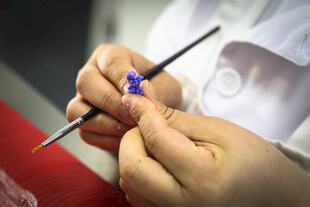 工艺品手工匠人专注雕琢物件