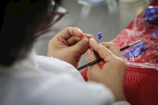 工艺品手工编织中的专注瞬间