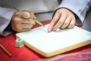 工艺品手艺人专注雕刻玉石