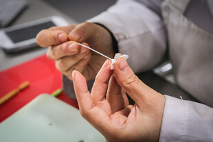 工艺品手工制作场景中的手部操作