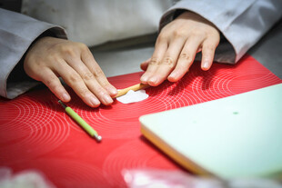 工艺品手工制作中的专注瞬间