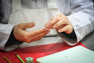 工艺品匠人专注手工制作饰品