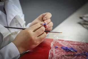 工艺品手工制作彩色饰品过程