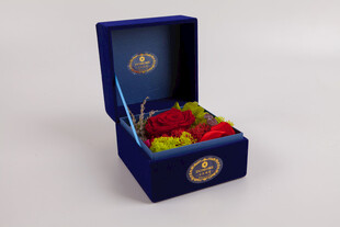 工艺品蓝色礼盒内多彩糖果盛放