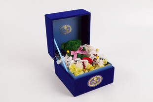 工艺品蓝色礼盒内的多彩玩偶组合