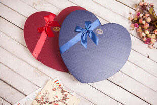 工艺品心形礼盒与装饰花束