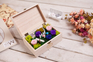 工艺品木盒中的多彩鲜花