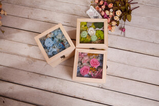 木质相框中的多彩花卉