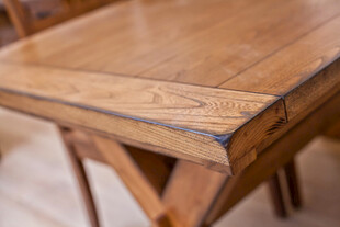 复古木质桌细节特写