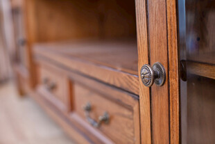 复古木质橱柜细节特写