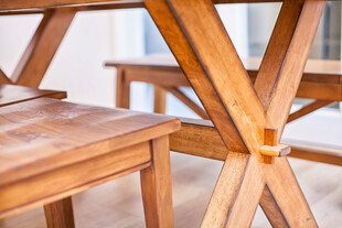 木质桌椅细节特写
