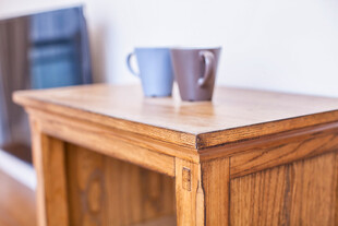 木质茶几上的两个杯子