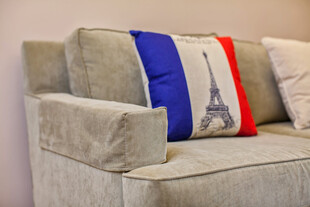 沙发上的埃菲尔铁塔图案抱枕