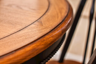 木质圆桌细节特写