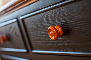 深色木柜上的橙色旋钮