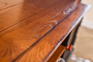 精致木纹的木质家具细节