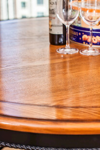 精致木质桌面与酒杯餐具