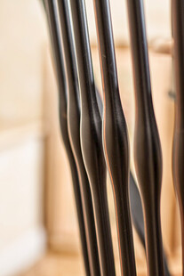 黑色弯曲金属杆特写