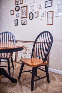 复古风格餐桌椅与装饰墙