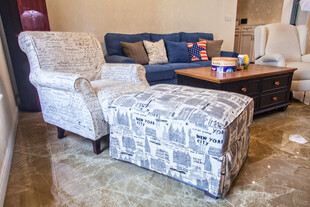 舒适客厅沙发与脚凳布置