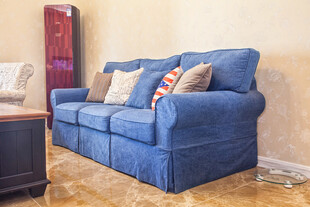 蓝色沙发配多彩抱枕