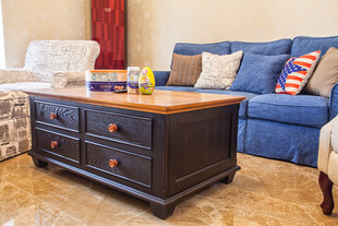 复古风格客厅茶几与沙发