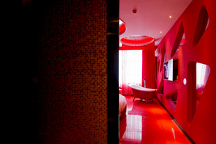 红色走廊内的独特空间景观