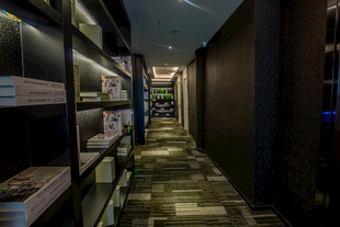 现代风格狭长过道书架设计