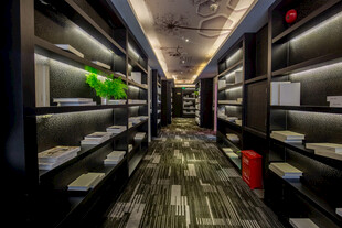 图书馆内的静谧书架通道