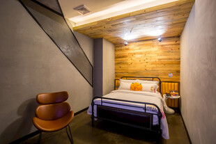 简约温馨卧室一角