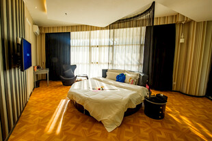 现代风格温馨卧室场景