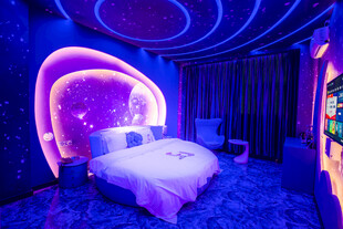 梦幻紫色主题卧室空间