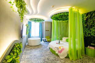 梦幻绿植主题卧室空间