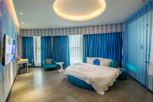 蓝色主题浪漫情调卧室