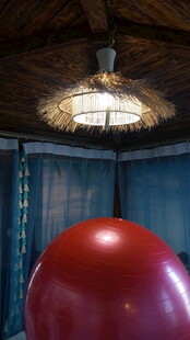 室内红气球与复古吊灯